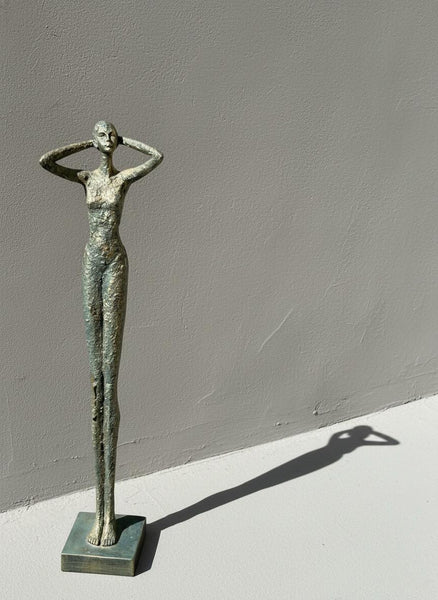 o.T / stehender Damenakt